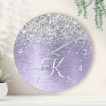 紫ブラシ仕上げメタルシルバーグリッターモノグラム名 ラウンド壁時計<br><div class="desc">紫のブラシ仕上げの金属地に銀色のデザインを使用した、トレンディーシックな丸時計を簡単にカかわいらしスタマイズできます。きらめくこのグリッターは、メタリックな紫色の背景に映し出されます。</div>