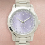 紫ブラシ仕上げメタル銀グリッターモノグラム名 腕時計<br><div class="desc">このトレンディーシックなウォッチデザインは、紫のブラシ付きメタリックな背景に銀のグリッターを搭載しきらめくた簡単にパーソナライズすることができる。</div>