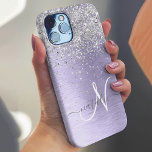 紫ブラシ仕上げメタル銀グリッターモノグラム名 Case-Mate iPhone 14 PLUSケース<br><div class="desc">このトレンディーのシックな電話ケースデザインは、紫のブラシ付きメタリックな背景に銀のグリッターを搭載しきらめくて簡単にパーソナライズすることができる。</div>