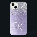 紫ブラシ仕上げメタル銀グリッターモノグラム名 iPhone 14 PLUSケース<br><div class="desc">このトレンディーのシックな電話ケースデザインは、紫のブラシ付きメタリックな背景に銀のグリッターを搭載しきらめくて簡単にパーソナライズすることができる。</div>
