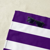 紫モダンエレガントのシンプルモノグラムストライプの名 ビーチタオル (インサイチュ)
