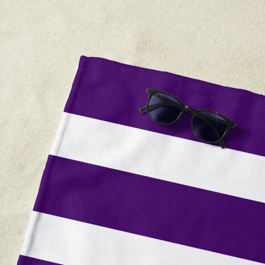 紫モダンエレガントのシンプルモノグラムストライプの名 ビーチタオル (インサイチュ)