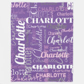 紫モダンピンクの繰り返し名グラフィティパターン フリースブランケット (正面)