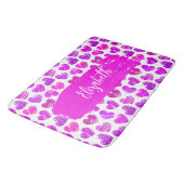 紫モダンピンクの鳩ハートバレンタイン名 バスマット (アングル)