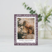 紫モダン松の木のコーン写真クリスマス シーズンポストカード (スタンド正面)