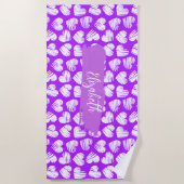 紫モダン白の鳩ハートバレンタイン名 ビーチタオル (正面)