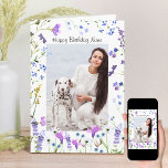 紫ワイルドフラワー繊細なフローラ写真誕生日 カード<br><div class="desc">シンプルと繊細な、この紫かわいらしの野花の写真のバースデーカー飾ドの内外に水色の野生の花を使用している。前面とメッセージをカスタマイズし、写真の1つを追加できお気に入りのる(ポートレート縦形式を推奨)。現フェミニン在エレガントハッピーバースデー名の前の読タイポグラフィと、名前または関係（例えば母、妹、nanaなど）で編集できる</div>