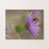 紫忙しのアザミの花写真に埋め込まれたハチ ジグソーパズル (横)