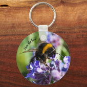 紫救の花に「ハチ」 キーホルダー (正面)