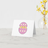 紫来の卵から出た雛パーソナライズされたの カード (黄色い花)