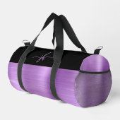 紫淡い色のブラシ仕上げメタルブラックスクリプトモノグラム ダッフルバッグ (右コーナー)