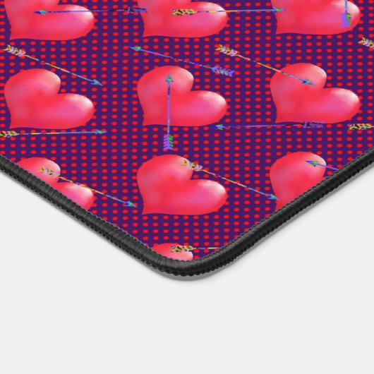 紫点々のあるピンクのハートと矢印かわいい デスクマット (コーナー)