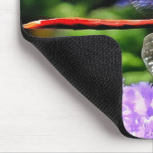 紫紫色の花の赤いトンボ マウスパッド (コーナー)