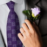 紫結婚銀対モノグラムクラウン ネクタイ<br><div class="desc">モノグラムハートクラウンパープルとシルバーグレーの色のタイパターン(の模様が)あるプ。その他の一致する項目が利用可能である。オリジナルスケッチとデザインSarah Trett for www.mylittleedenweddings.com on Zazzle.</div>