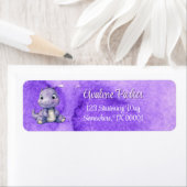 紫絵を描可愛い恐竜の女の子赤ちゃんシャワー ラベル (インサイチュ)