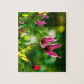 紫緑青の植物は緑に花を咲かせる ジグソーパズル (縦)