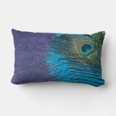 紫色およびティール（緑がかった色）の孔雀 ランバークッション (裏面)