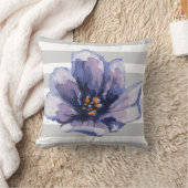 紫色および灰色のストライプのな水彩画の花柄の枕 クッション (ブランケット)