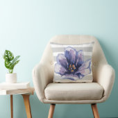 紫色および灰色のストライプのな水彩画の花柄の枕 クッション (椅子)