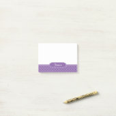 紫色および白いクローバーのモノグラム ポストイット (デスク上)