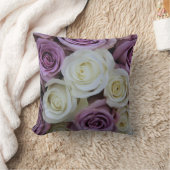 紫色および白いバラの枕 クッション (ブランケット)