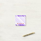 紫色および白い縞模様及び名前をカスタムする ポストイット (デスク上)