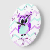 紫色および薄紫のベビーのフクロウの漫画 ラージ壁時計 (傾斜)
