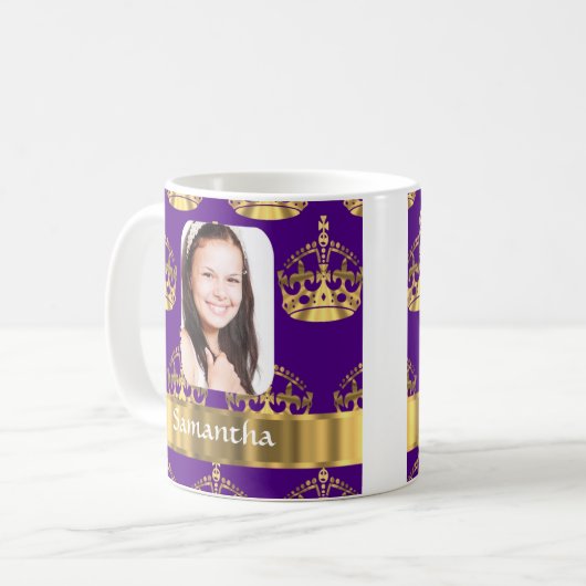 紫色および金ゴールドの王冠の名前入りな写真 コーヒーマグカップ (正面左)