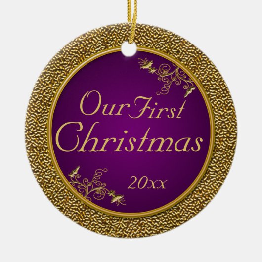 紫色および金ゴールド"私達の初めてのクリスマス"のオーナメント セラミックオーナメント (正面)