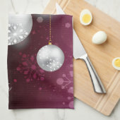 紫色および銀製のクリスマスツリーの球 キッチンタオル (四つ折り)