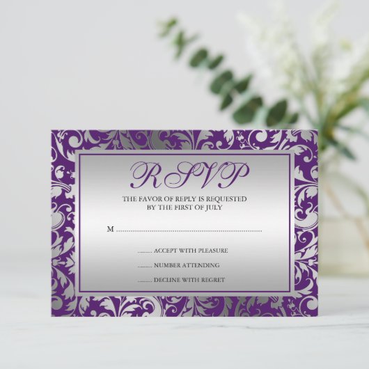 紫色および銀製のダマスク織はカード応答渦巻きます 出欠カード (スタンド正面)