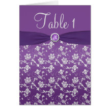 紫色および銀製の花のテーブル数カード