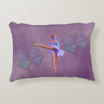 紫色および青のアラベスクの位置のバレリーナ