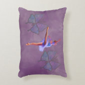 紫色および青のアラベスクの位置のバレリーナ アクセントクッション (正面(垂直))