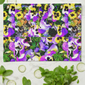 紫色および黄色のパンジーによっては台所タオルが開花します キッチンタオル (折り畳み)