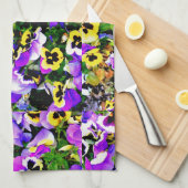 紫色および黄色のパンジーによっては台所タオルが開花します キッチンタオル (四つ折り)