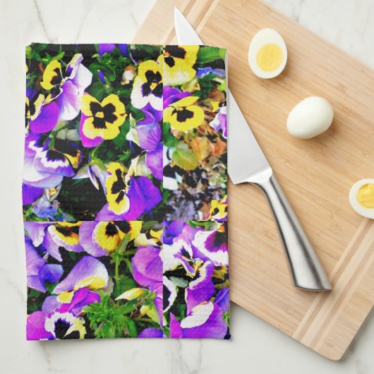 紫色および黄色のパンジーによっては台所タオルが開花します キッチンタオル (四つ折り)