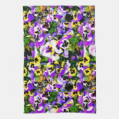 紫色および黄色のパンジーによっては台所タオルが開花します キッチンタオル (縦)