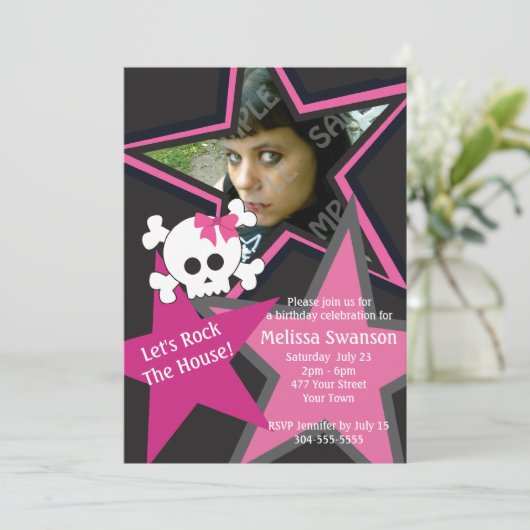 紫色および黒いゴシック様式ロックスターの誕生日 招待状 (スタンド正面)