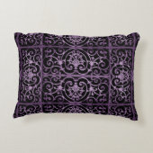 紫色および黒いscrollwork アクセントクッション (裏面)
