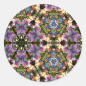 紫色か青の万華鏡のように千変万化するパターンの三角形のサイケデリックなスナップ ラウンドシール (正面)