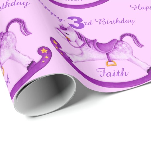 紫色によって示される揺り木馬の第3誕生日の覆い ラッピングペーパー (ロールコーナー)