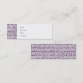 紫色に文字を入れるエレガントなヴィンテージの原稿のタイポグラフィ スキニー名刺 (正面/裏面)