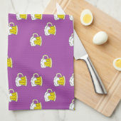 紫色に泡立てたビールカップ キッチンタオル (四つ折り)