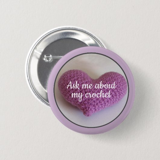 "紫色のかぎ針編みのハートのかぎ針編みについて私に"尋ねて下さい 缶バッジ (正面&裏面)