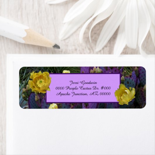 紫色のとげのあるナシのサボテンで黄色い花 ラベル (インサイチュ)