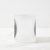 紫色のアイリスによって曇らされるマグ フロストグラスマグカップ (中央)