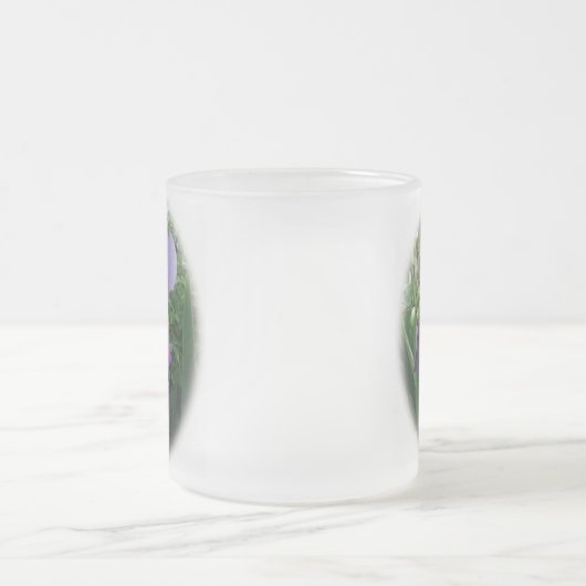 紫色のアイリスによって曇らされるマグ フロストグラスマグカップ (中央)