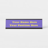 紫色のアイリスの花の紫と黄色の無地の色 デスクネームプレート (正面)