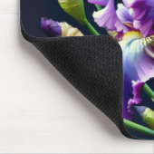 紫色のアイリスブーケオンブラック マウスパッド (コーナー)